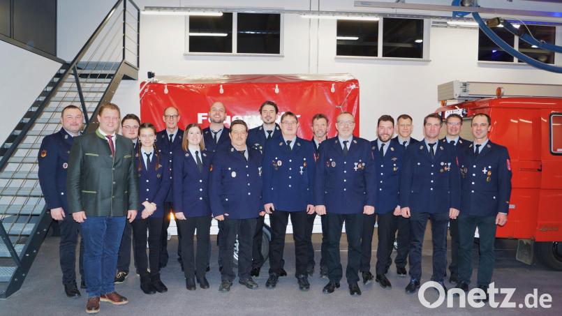 Neuwahlen standen bei der Feuerwehr Pleußen an. Im Bild das Führungsteam um Kommandant Wolfgang Haberkorn (rechts) und Vorsitzenden Markus Fischer (Sechster von rechts) zusammen mit Bürgermeister Stefan Grillmeier (Zweiter von links). Bild: Feuerwehr Pleußen/exb