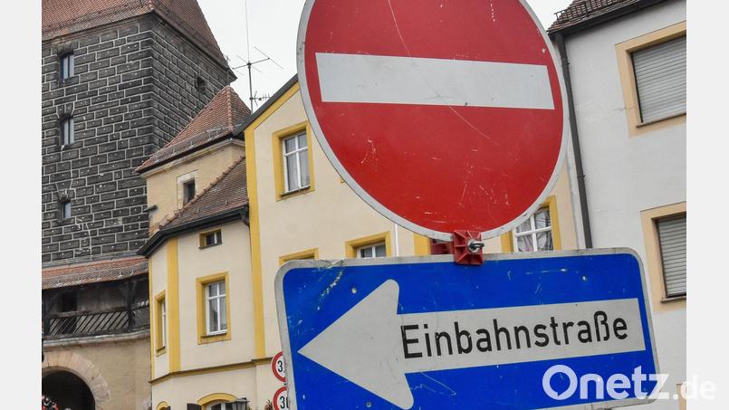 Die Ziegelgasse beim Ziegeltor in Amberg ist voraussichtlich bis Donnerstag, 1. Februar 2024, 14 Uhr, vollständig gesperrt. Der große Kran (links im Bild) wurde abgebaut und durch einen kleineren ersetzt. Bild: Stephan Huber
