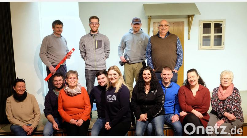 Spaß, Leidenschaft und Liebe zum Schauspiel sind die Eigenschaften der Etzenrichter Laienspieler, die schon gespannt auf die Aufführungen hinarbeiten. Das neue Bühnenbild soll natürlich eine Überraschung sein und wird, so viel sei verraten, von einem Etzenrichter Künstler verschönert. Bild: wlr