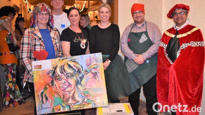 Zusammen mit Kaplan Raveendra (von rechts) und Pfarrer Daniel Fenk ermittelt Kolping-Vorsitzender Andreas Greiner (hinten) die Gewinner: Christine Pappenberger (von links), Britta Grünbauer und Viola Rupprecht. Bild: rgr