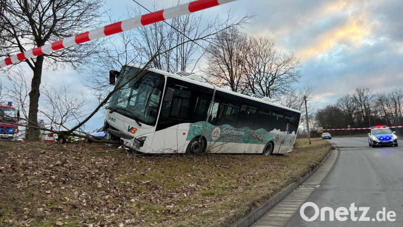Der beschädigte Bus nach dem Unfall in Marktredwitz. Bild: fphs