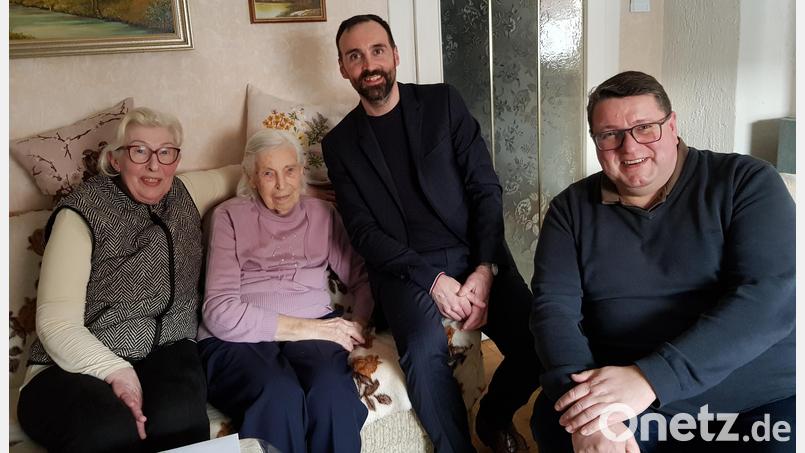 Zum 95. Geburtstag von Maria Bergmann (Zweite von links) gratulieren ihre Tochter Ingrid sowie Pfarrer Udo Klösel und Bürgermeister Armin Bulenda (von rechts). Bild: gi