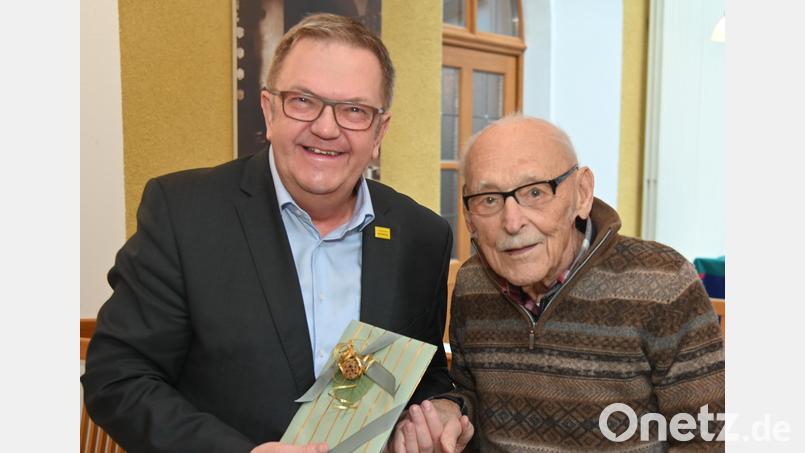 Werner Kronfeld feierte 95. Geburtstag, dazu gratulierte Bürgermeister Martin Preuß und überreichte Stadtgeld. Bild: gf