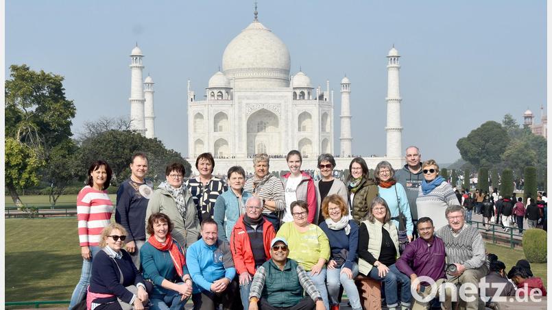 Natürlich gehörte auch ein Besuch des berühmten Taj Mahal zur Indien-Reise der beiden Pfarrverbände. Organisiert wurde sie von Pater Praveen (Zweiter von rechts). Bild: Theresia Otterbein