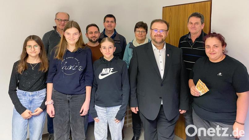 Die CSU-Fraktion besuchte den kommunalen Jugendtreff in Kastl und überreichte eine 100-Euro-Spende. Bild: CSU Kastl/exb