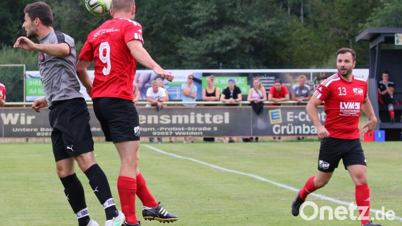 Die SG Luhe-Wildenau II/SV Etzenricht II (rote Trikots) wird in der kommenden Saison nicht mehr um Punkte kämpfen. Beide Vereine stellen dann wieder eine eigenständige zweite Mannschaft. Das Bild zeigt eine Szene aus dem Derby gegen den FC Luhe-Markt in der Saison 2022/23. Bild: Dieter Jäschke: