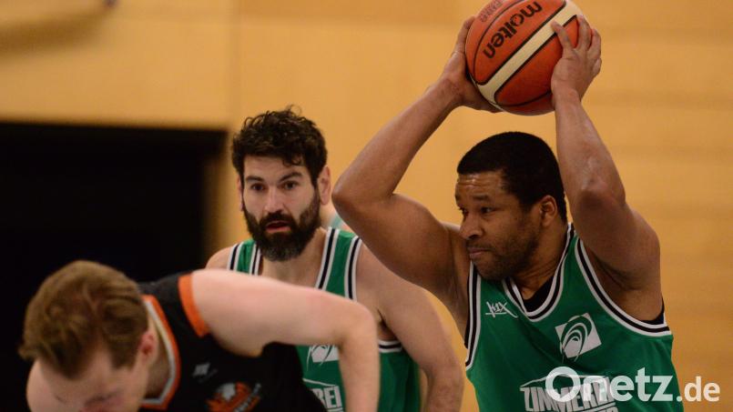 Gilles Bertrand Gnokam Defo (rechts) war auch gegen Neustadt/WN der beste Werfer. Seizt einiger Zeit spielt er für die Schwarzenfelder Basketballer. Bild: ham