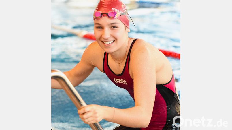 Nadja Valea steigt zufrieden aus dem Wasser. Die Weidener Schwimmerin trug mit fünf Siegen zum starken Gesamtergebnis der SVW-Damen bei. Bild: Büttner