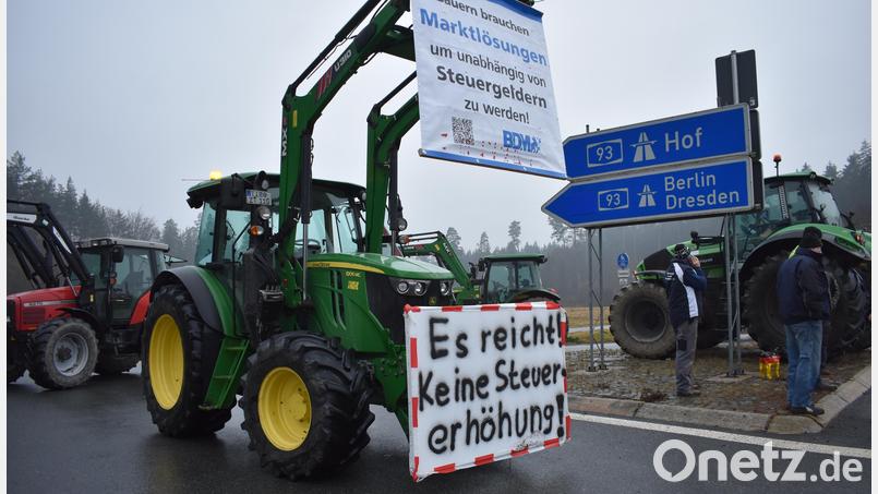 Gegen Steuererhöhungen und für eine Perspektive in der Landwirtschaft protestierten Bauern am Mittwoch auch entlang der Autobahnauffahrten im Landkreis Tirschenreuth. Bild: lue