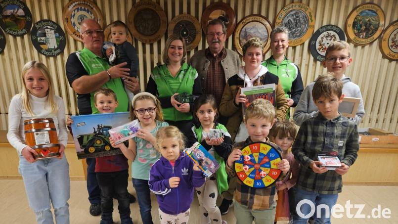 Siegerehrung bei &quot;Andreas Hofer&quot;: (Hinten, von links) Schützenmeister Stefan Kraus mit Enkel Benedikt, Christina Schuller, Ludwig Schultes, Fynn Knegten, Kerstin Knegten, Hannes Schröck sowie (vorne, von links) Emma Schröck, Felix Heindl, Romy Höcht, Pauline Höcht, Rosalie Balg, Lenz Bayer, Frida Bayer, Hannes Bayer. Bild: Schützengesellschaft Andreas Hofer/exb
