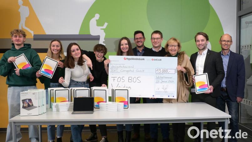 Mit einer Spende von 16 I-Pads macht BHS Corrugated, vertreten durch Anna Feit (Fünfte von links) und Severin Hirmer (Zweiter von rechts), die Schulfamilie der FOS/BOS glücklich. Bild: Winkler