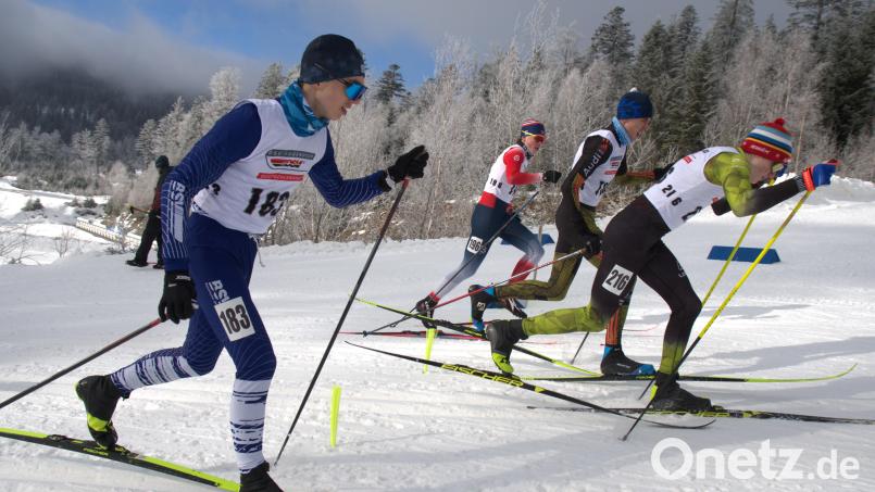 Mit Platz drei im Sprint und einem vierten Platz im Massenstart zeigte der Hirschauer Tobias Loos (links) erneut, dass er in seiner Altersklasse zu den besten Langläufern in Deutschland gehört. Bild: chl