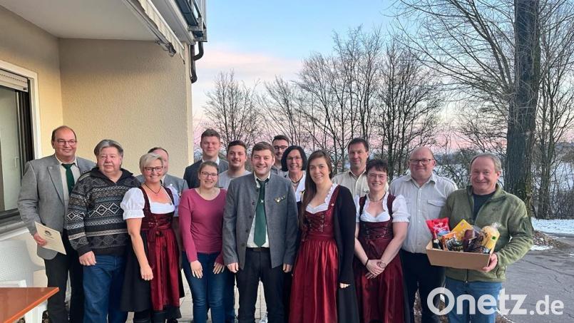 Geehrte und Gewählte bei Eichenlaub Großenfalz: (von links) Jan Rubenbauer, Hans-Dieter Zientek, Sibylle Rubenbauer, Alexander Rösch, Miriam Rösch, Max Niebler, Kilian Stauber, Martin Pickel, Johannes Pürner, Karin Schleicher, Barbara Pickel, Rudi Sperber, Martina Pirner, Gerd Pirner, Gerhard Pirner. Bild: Michael Koller/exb