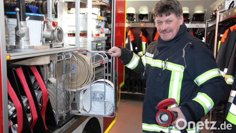 Konrad Kolb, hier am Tragkraftspritzenfahrzeug der Feuerwehr Pfaffenreuth, tritt nach 30 Jahren als Kommandant nicht mehr an. Bild: kro