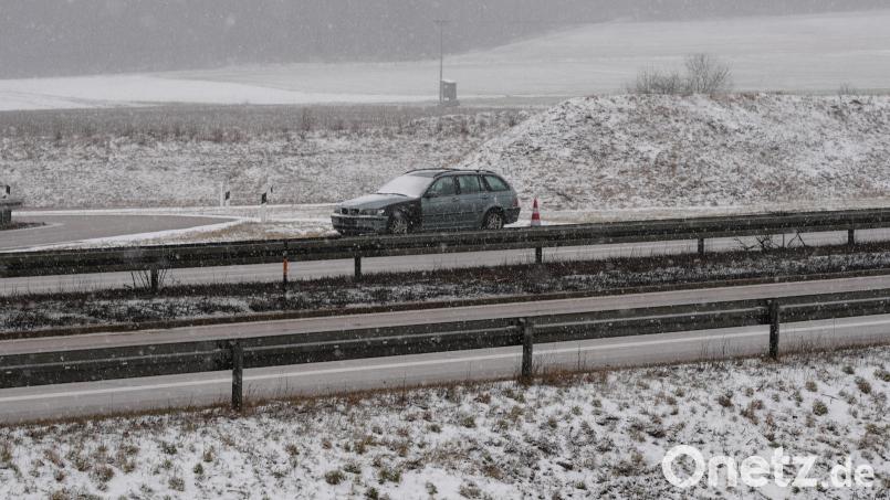 Inzwischen wurde er mit Warnkegeln abgesichert: Ein BMW parkt seit einigen Tagen verbotenerweise direkt an der A-93-Ausfahrt bei Wernberg-Köblitz in Richtung Weiden. Bild: Sebastian Böhm