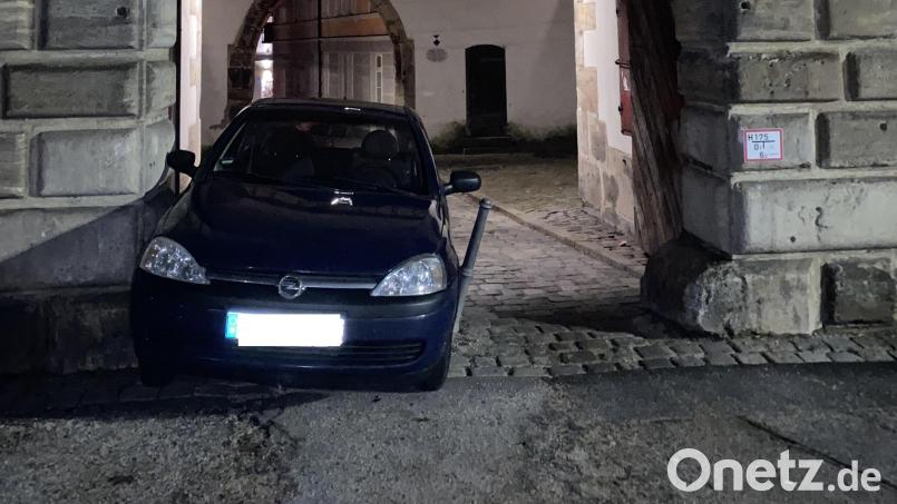 Eine Verfolgungsfahrt durchs nächtliche Amberg endete für einen Opelfahrer im Wingershofer Tor. Dort erst konnten die Polizeibeamten den Mann festnehmen. Bild: Polizei Amberg