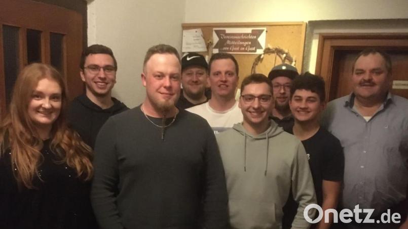 Zweiter Bürgermeister Michael Schedl (rechts) gratulierten dern neu gewählten Vorstandsmitgliedern (von links) Lena Schedl, Niklas Zölch, Daniel Brunner, Maximilian Bäuml, Sebastian Frank, Mario Gleißner, Andreas Schicker und Jonas Friedl. Bild: Lena Schedl/exb