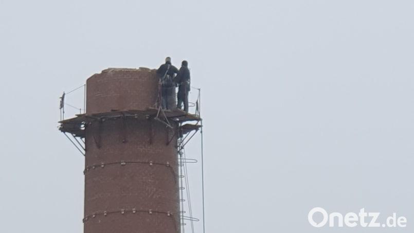 Der Kamin in der ehemaligen Porzellanfabrik in Windischeschenbach wird zurückgebaut. Bild: Lowak