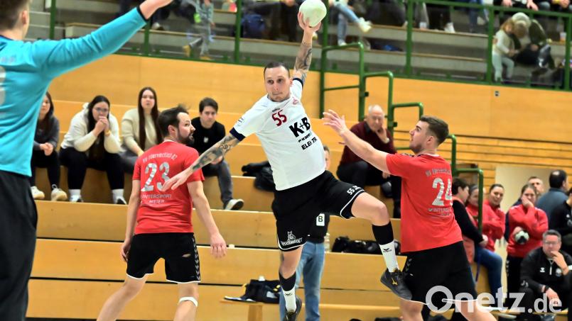 Der HC Sulzbach (im Bild Milan Stancic, weißes Trikot) gastiert am Sonntag beim SV Buckenhofen. Archivbild: Hubert Ziegler