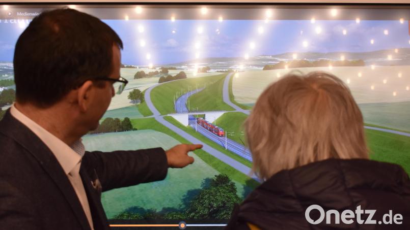 Bei einem Infomarkt der Deutschen Bahn konnten Bürger ihre Fragen zur Elektrifizierung der Bahnstrecke Marktredwitz–Regensburg äußern. Auf einem Bildschirm gab es eine Visualisierung der Teilstrecke Reuth bei Erbendorf zu sehen. Bild: lue