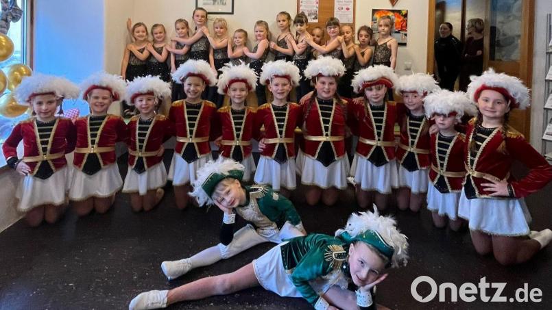 Die Bambini- und die Jugendgarden sowie das Tanzpaar Victoria und Lennox des TuS Mitterteich traten kürzlich vor den Besuchern des Dienstagscafés im Mehrgenerationenhaus auf. Bild: TuS Mitterteich/exb