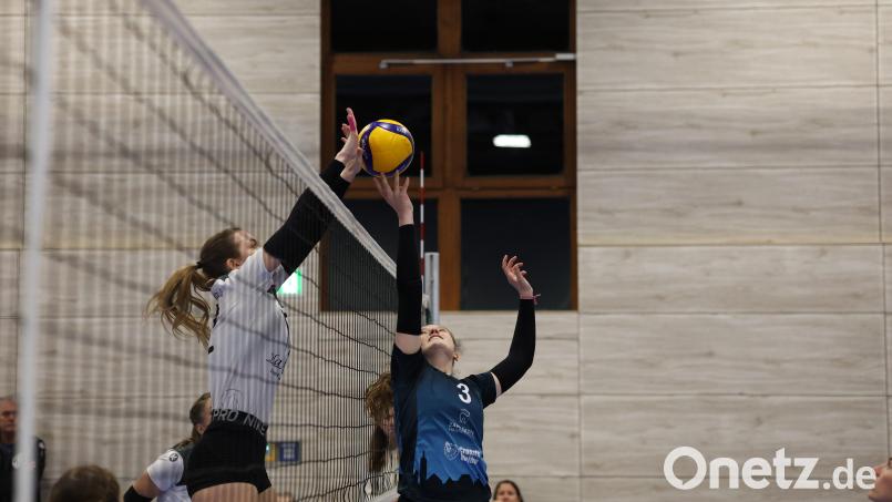 Am Samstag stehen sich die Volleyballerinen des TB Weiden und des TV Vohenstrauß gegenüber. Das Hinspiel (Szene, Weiden in den blauen Trikots) gewann der TVV mit 3:0. Archivbild: Dieter Jäschke