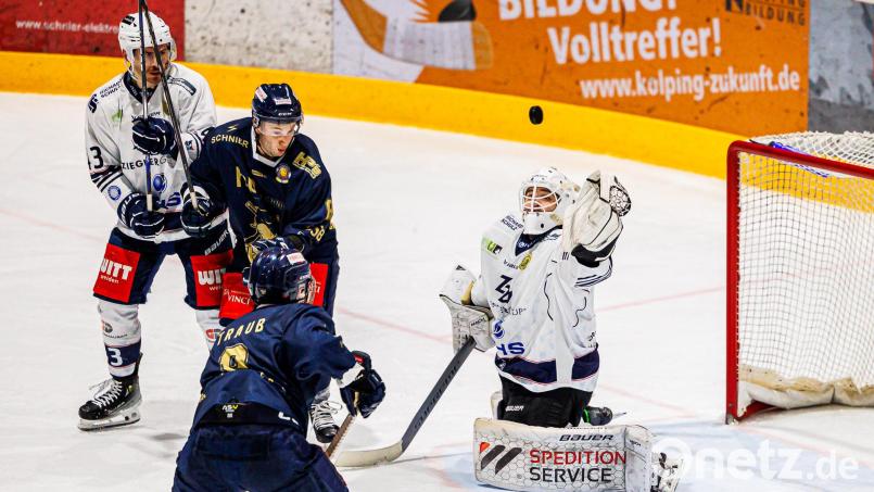 Janik Engler (rechts), eigentlich Torhüter Nummer drei bei den Blue Devils, wurde beim Gastspiel in Stuttgart von Trainer Sebastian Buchwieser für seine guten Trainingsleistungen mit einem Einsatz im Schlussdrittel belohnt. Bild: Werner Moller