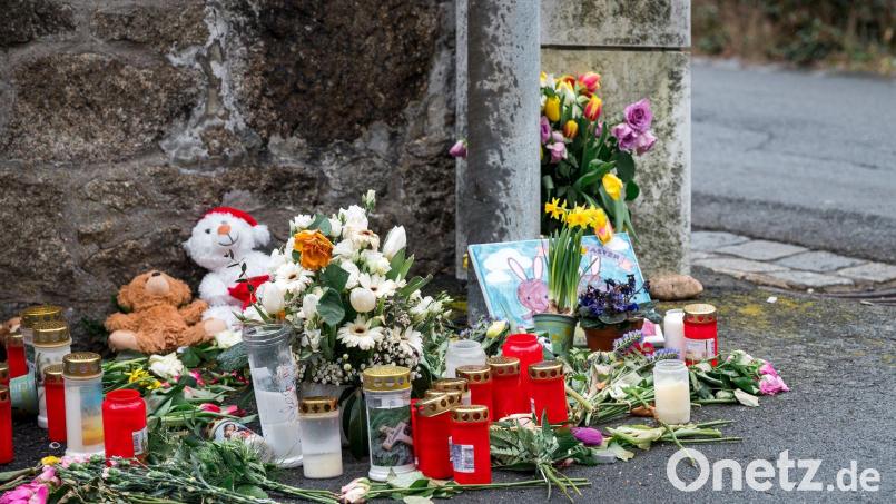 An einer Mauer vor dem Kinder- und Jugendhilfezentrum, in dem eine Zehnjährige tot aufgefunden wurde, liegen Blumen, Kuscheltiere und Kerzen. Bild: Daniel Vogl/dpa