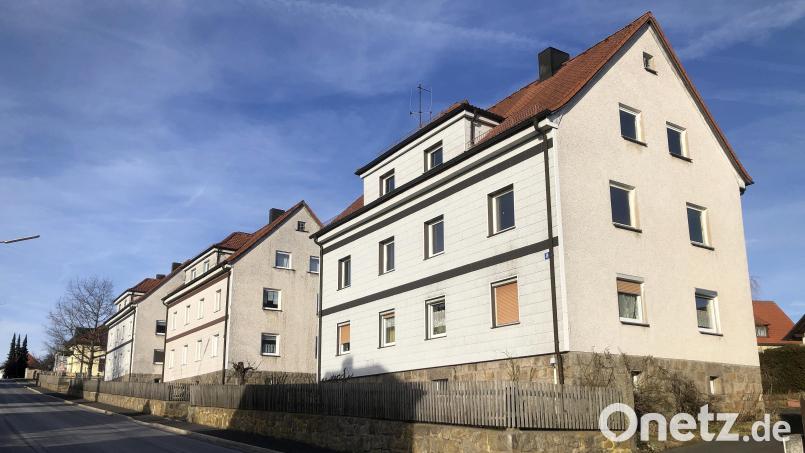 Nur nach und nach werden die drei gemeindlichen Wohnanwesen an der Marienstraße auf den neuesten Stand gebracht. Begonnen wird mit dem rechten Gebäude. Bild: wro