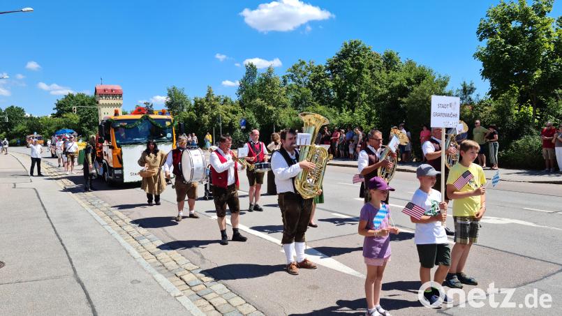 Eine Abordnung von Grafenwöhr bestehend aus Stadträten, Stadtkapelle, katholischer Theatergruppe und Stadtverwaltung marschiert 2022 beim Nordgautag in Schwandorf mit. Bild: sne