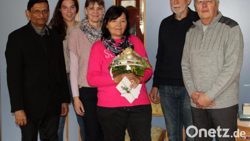 Von der engagierten Kinderpflegerin Anita Leipold (vorne Mitte) nehmen Abschied (von links) Pfarrer Augustin Lobo, Lena Schreglmann (Erzieherin), Daniela Dimler (Leiterin), Alois Lehner (Kirchenverwaltung) und Otmar Buchmann (Kirchenverwaltung). Bild: lep