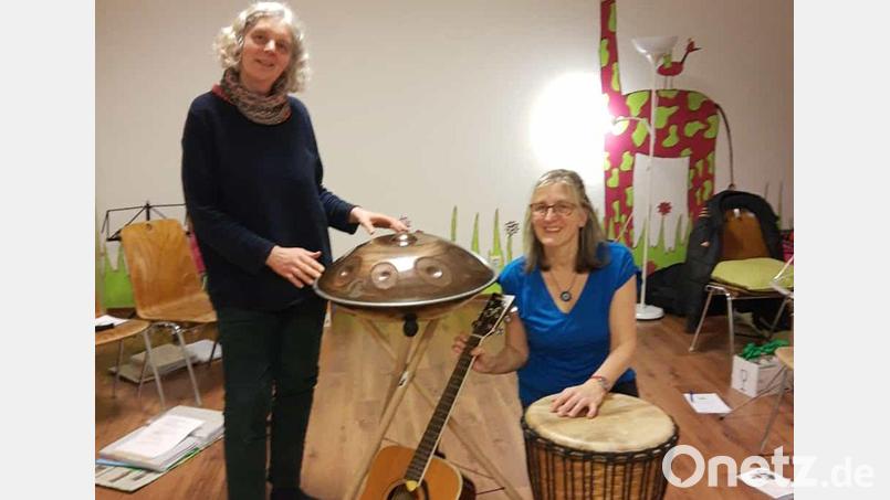 Ulrike Günther (links) begleitete mit ihren Instrumenten den Abend mit Andrea Kick (rechts). Bild: Andrea Kick/exb