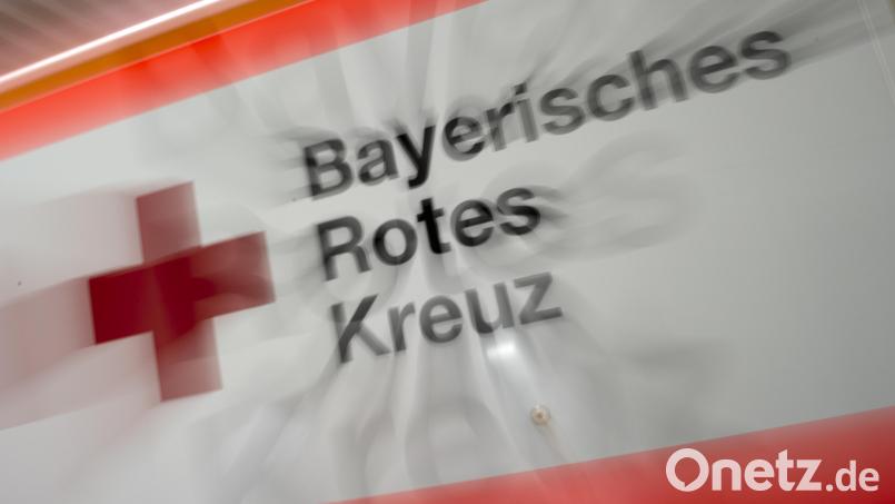 Der BRK-Kreisverband Tirschenreuth übt am Samstag, 3. Februar, das Fahren im geschlossenen Verband. Symbolbild: Peter Kneffel/dpa