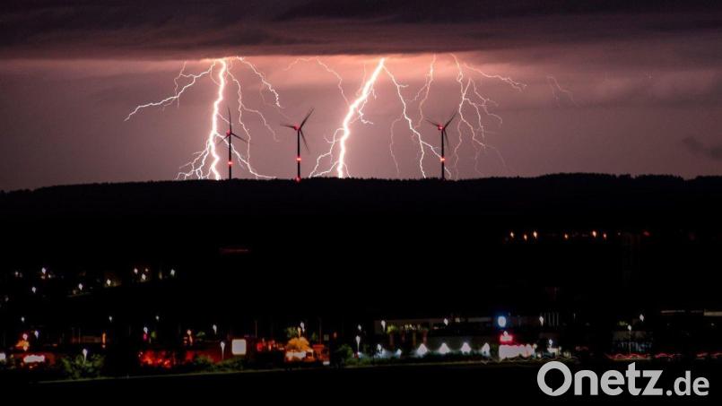 Was Blitzeinschläge betrifft, ist Amberg fast ein weißer Fleck auf der Karte. Auf 49,98 km2 gab es 2023 nur vier Einschläge. Unser Bild zeigt ein Gewitter über Wappersdorf in der Gemeinde Ursensollen. Bild: Charlotte Wiesent