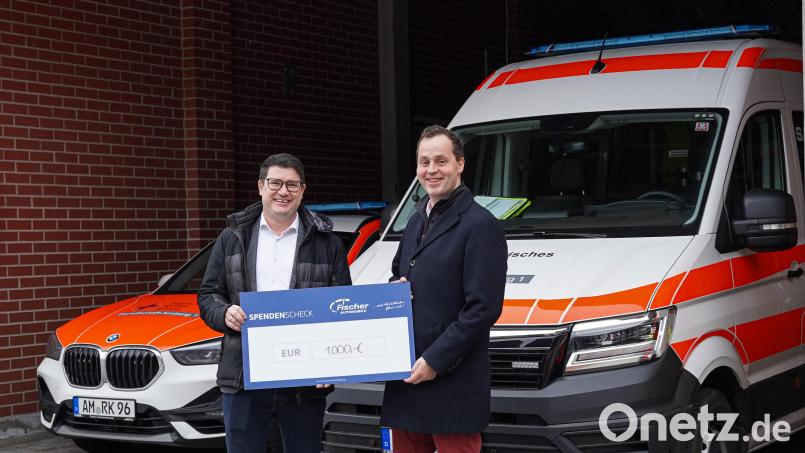 Geschäftsführer Thomas Fischer (links) bei der Spendenübergabe an das Bayerische Rote Kreuz gemeinsam mit Kreisgeschäftsführer Sebastian Schaller. Bild: Hannah Madry/exb