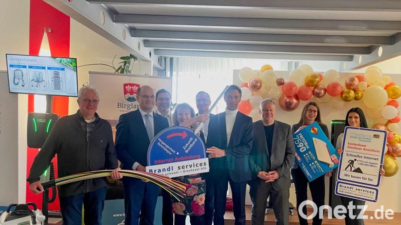 Das Birgland feiert den Abschluss im Glasfaser-Ausbau. Von links Egon Deinhard (Firma Egon Kabelbau), Minister Albert Füracker, Unternehmer Hardy Barth, Bürgermeisterin Brigitte Bachmann-Mühlinghaus, Landtagsabgeordneter Harald Schwartz, Christian Brandl (Brandl-Services), Landrat Richard Reisinger und zwei Angestellte der Firma Brandl. Bild: Pamina Barth/exb