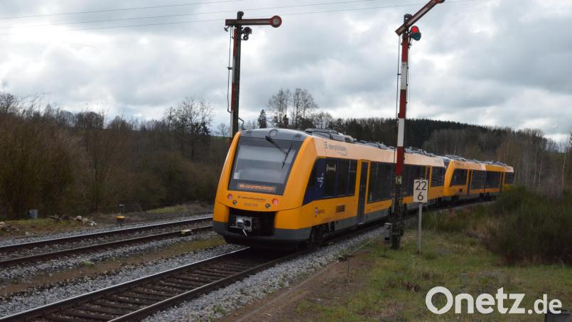 Es gibt neue Planungen zu der Elektrifizierung der Bahnstrecke Hof-Regensburg. Bei Krummennaab und Reuth soll ein Teil der Strecke umgebaut und verkürzt werden. Bild: Benkhardt