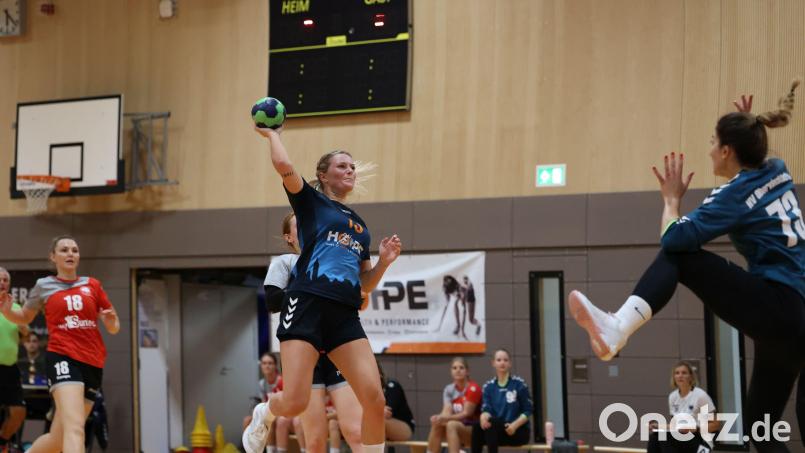 Jennifer Hermann (Mitte) will mit ihren Teamkolleginnen von der HSG Weiden die BOL-Tabellenspitze verteidigen. Bild: Dieter Jäschke