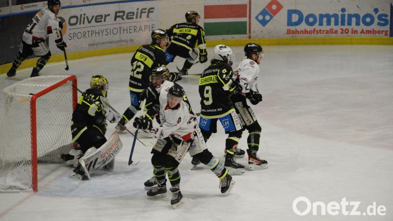 Auf die Defensive des ERSC Amberg um Goalie Timon Bätge (links)wird am Freitag in der Partie bei Meister TSV Erding viel Arbeit zukommen. Archivbild: Brückmann