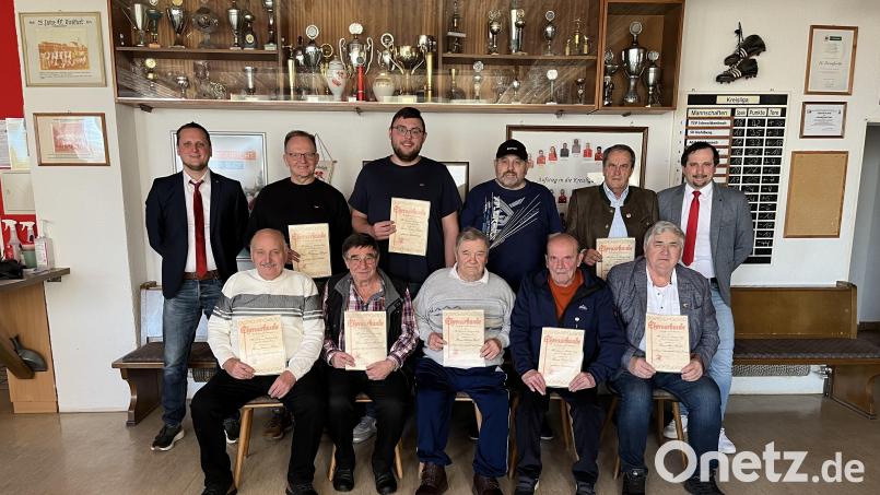 Der FC Dießfurt ehrt verdiente Mitglieder (sitzend von links) Johann Flessa, Anton Biersack, Albert Weiß, Alfred Vogel, Max Reichl, (stehend von links) Ehrenamtsbeauftragter Stefan Kallmeier, Wolfgang Pfleger, Tobias Ficker, Richard Hösl, Christian Reichl, Vorsitzender Tobias Hösl. Bild: fs
