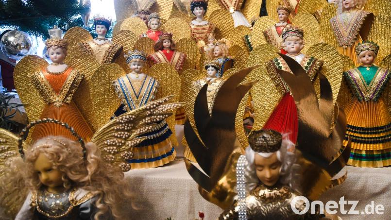 30 Rauschgoldengel stehen im Weihnachtszimmer eines leidenschaftlichen Sammlers aus Weiden. Sie sind nach alten Vorbildern und mit historischem Material hergestellt. Bild: Gabi Schönberger