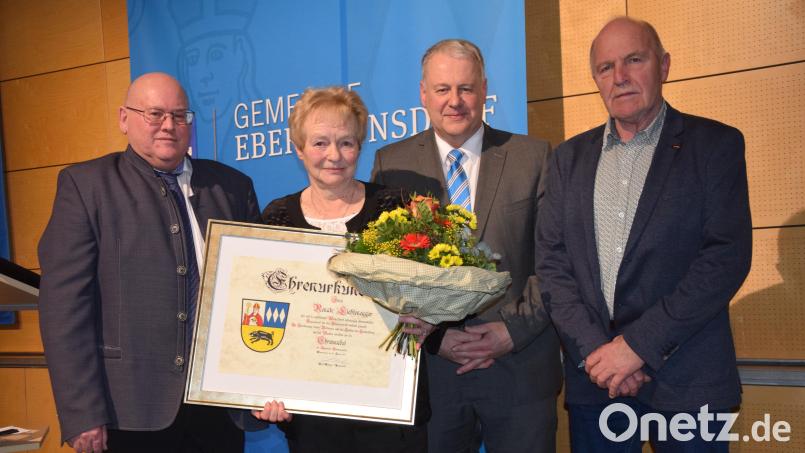 &quot;Renate Lichtenegger hat sich in vorbildlicher Weise um das Allgemeinwohl ihrer Heimatgemeinde Ebermannsdorf verdient gemacht&quot;, heißt es in der Ehrenurkunde. Zur Ehrennadel gratulieren ihr (von links) Zweiter Bürgermeister Johann Vornlocher,, Landrat Richard Reisinger und Dritter Bürgermeister Herbert Jäger. Bild: bö