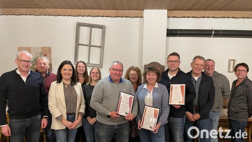 Die Theaterfreunde Süß wählen einen neuen Vorstand und ernenne Ehrenmitglieder (vorn, von links): Bürgermeister Bernhard Lindner, Vorsitzende Julia Jung sowie die Ehrenmitglieder Walter Wagner, Brigitte Kraus, Matthias und Gerald Schüller; hinten (von links): Kassenprüfer Hans Lederer, Zweite Kassenwartin Stefanie Kohl, Erste Kassenwartin Sabrina Meier und Schriftführerin Gabi Ströhl; ganz hinten (von rechts): Spielleiter Georg Ritter und Zweiter Vorsitzender Thomas Fenk. Bild: Michael Jung/exb