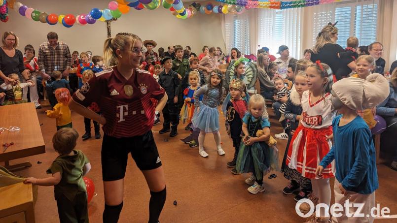 Bei den verschiedenen Faschingstänzen füllt sich die Tanzfläche. Bild: gz