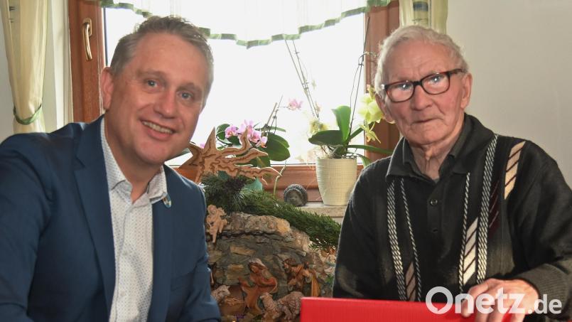 95. Geburtstag feiert Josef Kölbl (rechts), wozu Bürgermeister Hermann Böhm gratuliert. Bild: gf