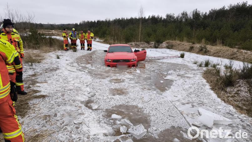 Auf dem Parkplatz des Dießfurter Freizeitsees landet ein Auto im Wasser. Bild: jma