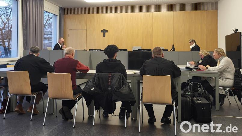 Warten auf die Richter: Der Angeklagte (vorne, Zweiter von rechts) mit Verteidigern und Dolmetscher auf dessen Dienst der Mann aber meistens verzichtete. Bild: Würth, Wolfgang