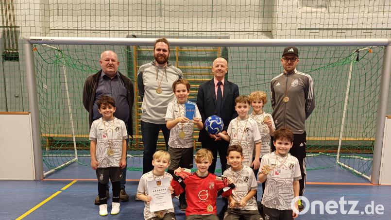 Die F-Junioren des TSV Kümmersbruck gewannen die Landkreismeisterschaft im Hallenfußball. Bild: Klaus Meier/exb