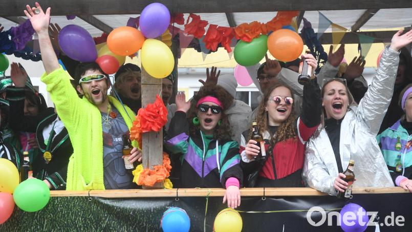 Wie 2023 werden beim Faschingszug in Neustadt am Sonntag, 11. Februar, wieder unzählige Wagen durch die Stadt ziehen. Archivbild: Gabi Schönberger