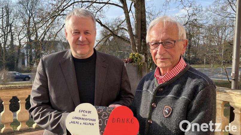 Die mit 1900 Euro prall gefüllte Spendenbox von Helmut Sperber (rechts) nahm Landrat Richard Reisinger für den Landkreis-Hilfsfonds "Hilfe zum Helfen" in Empfang. Bild: Christine Hollederer/exb